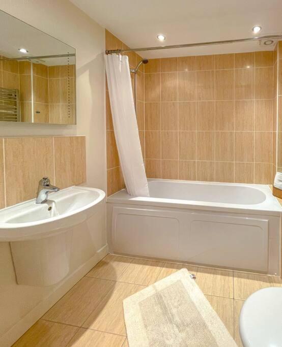 Soho Beach Apartment With Fabulous Sea View And 2 Minutes To The Beach With Free Parking And Netflix 본머스 외부 사진